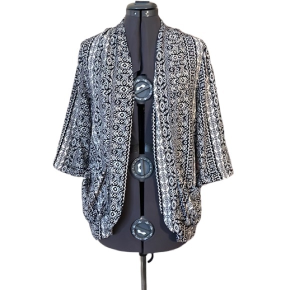 2/$25 Forever 21 Black and White Print Kimono Style Blazer Size Large - Picture 2 of 14